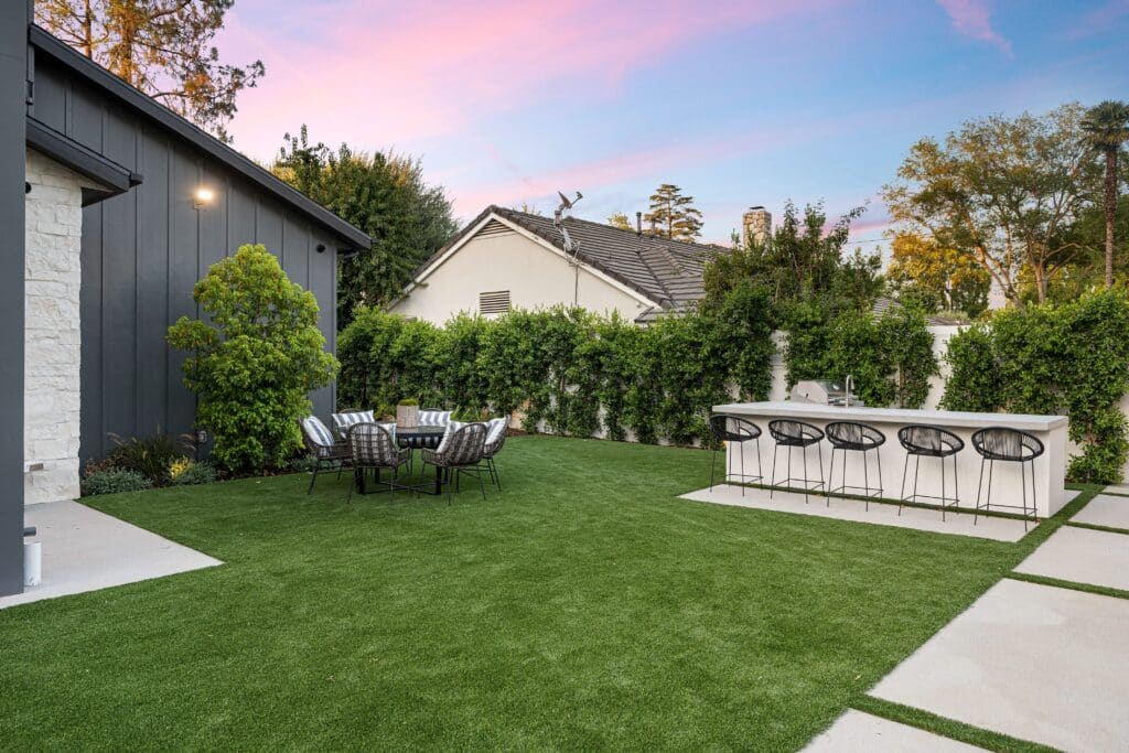 Modern,Backyard,With,Artificial,Grass,,Outdoor,Dining,Set,,And,Bar